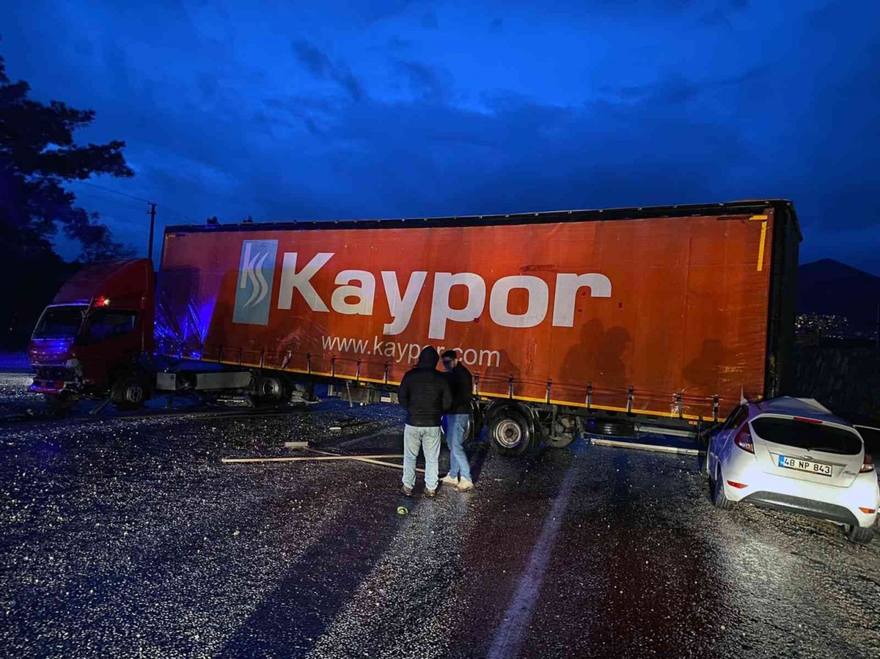 Tır ile otomobil çarpıştı: 2 yaralı