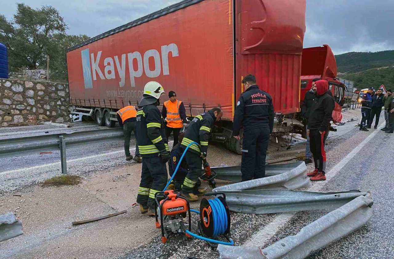 Tır ile otomobil çarpıştı: 2 yaralı