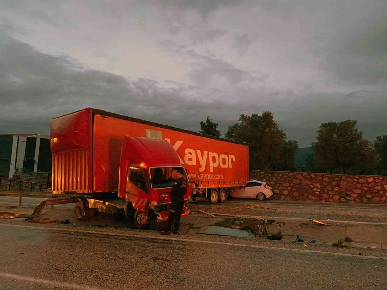 Tır ile otomobil çarpıştı: 2 yaralı