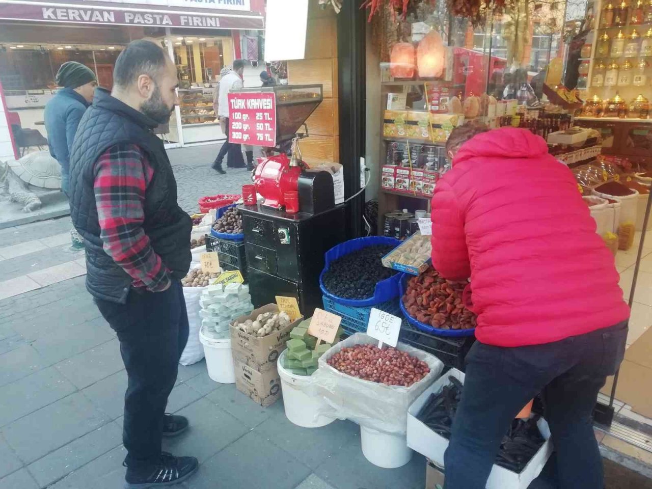 Çoğalan hastalıklar işlerini arttırdı, ama bu durumdan memnun değil