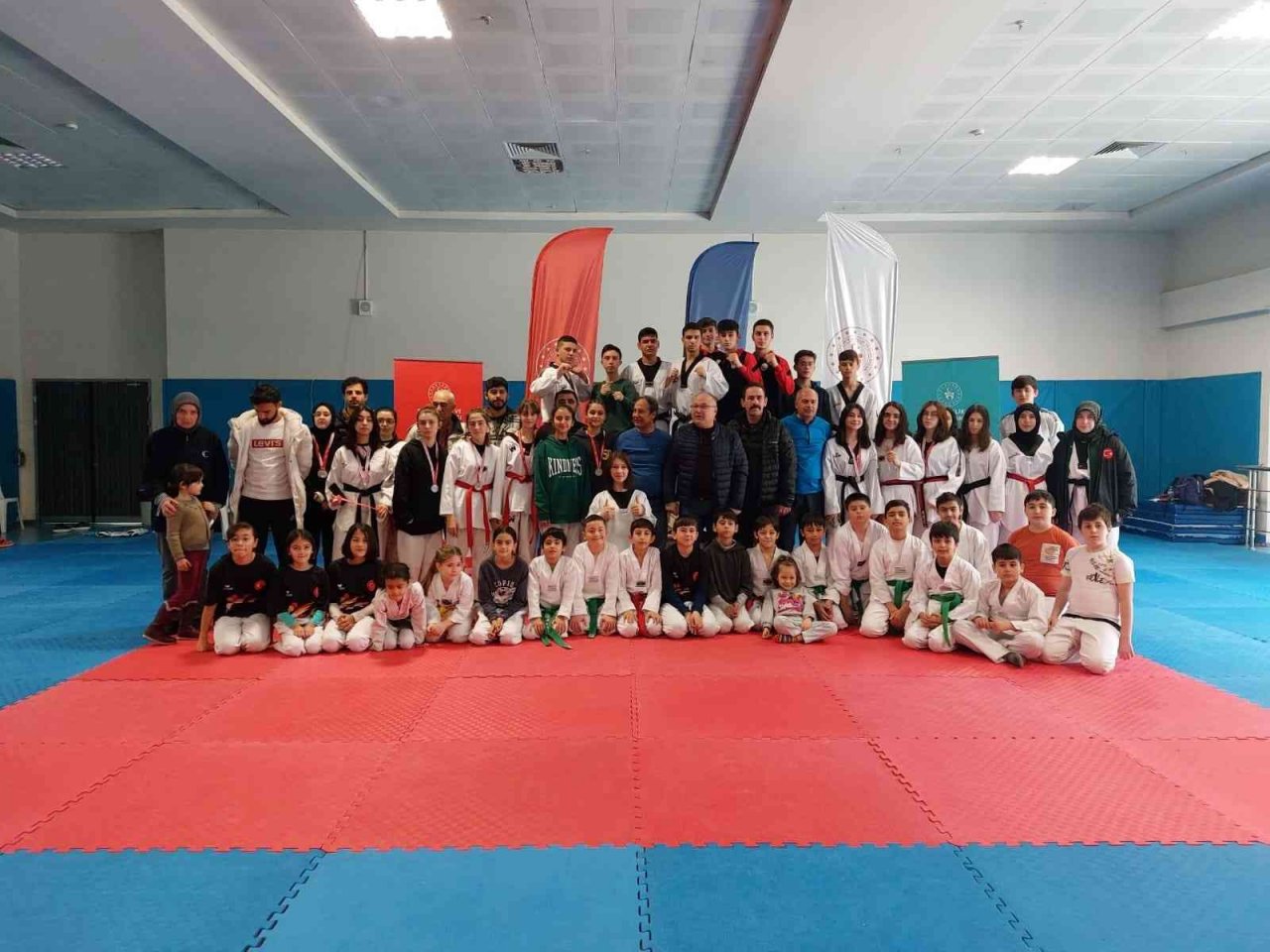 Okul sporları gençler tekvando müsabakaları sona erdi