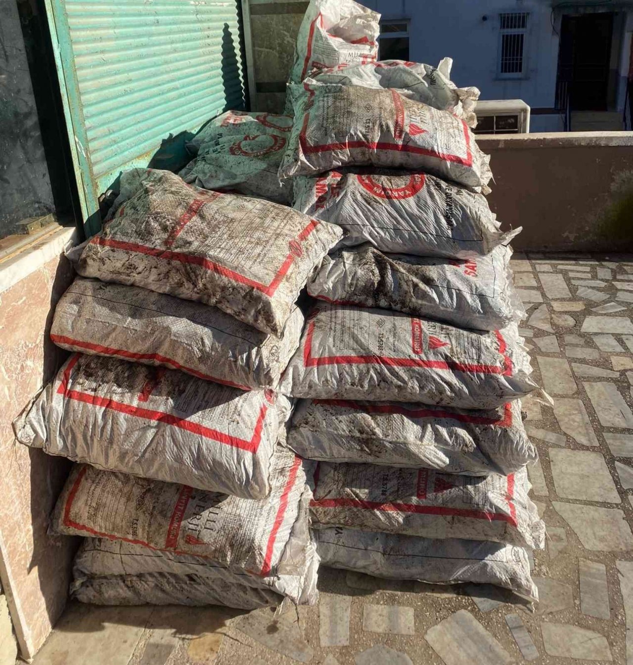 Yardım için verilen kömürleri satarken yakalandı