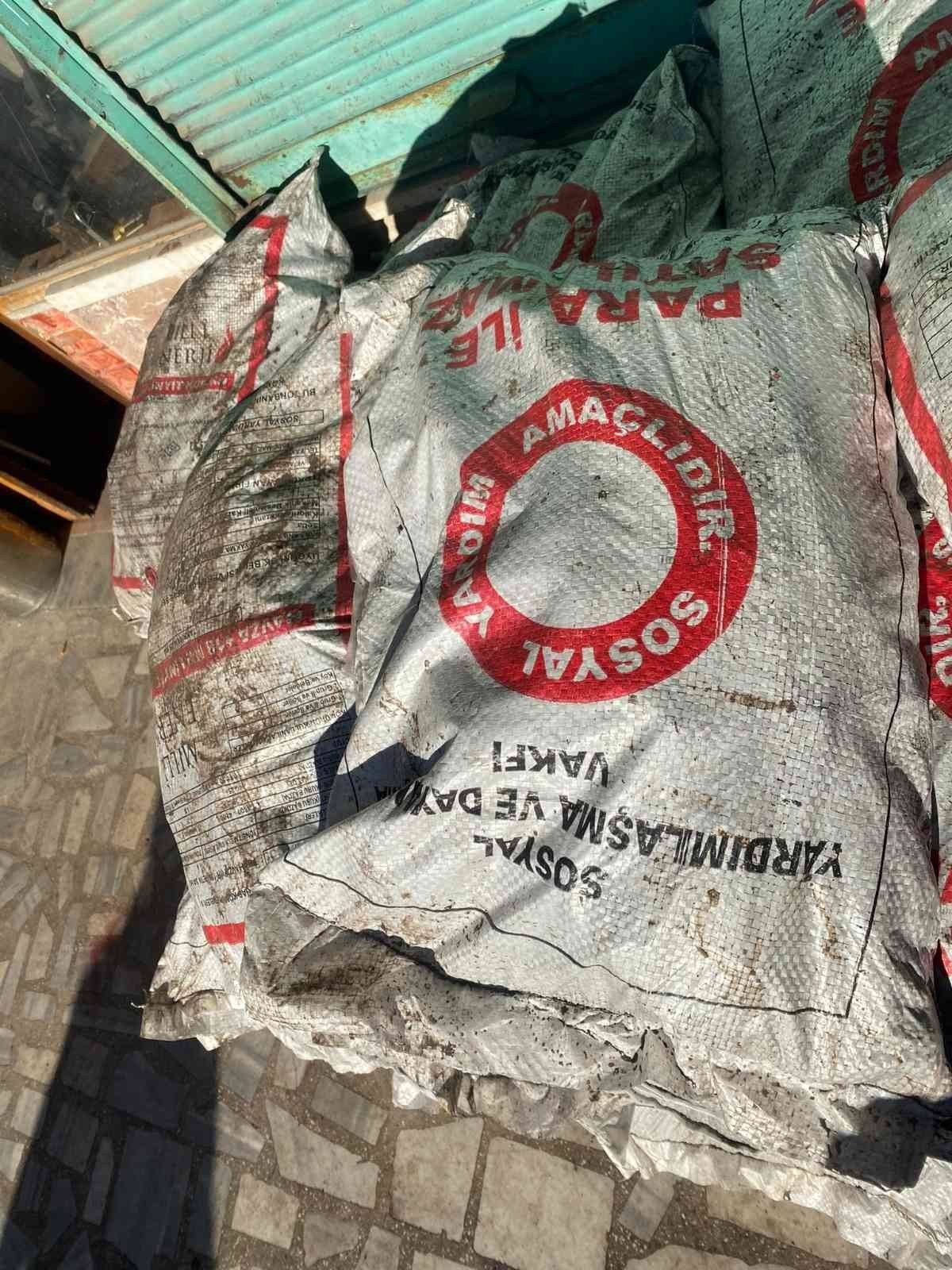 Yardım için verilen kömürleri satarken yakalandı