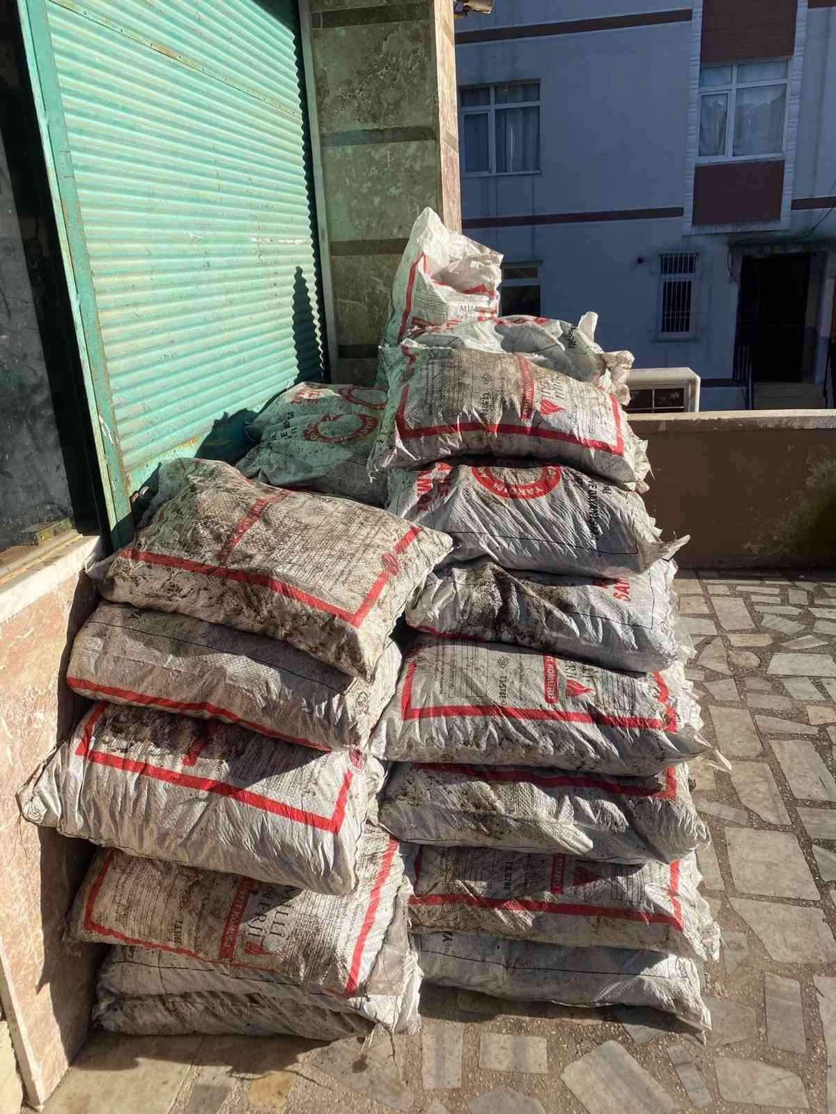 Yardım için verilen kömürleri satarken yakalandı