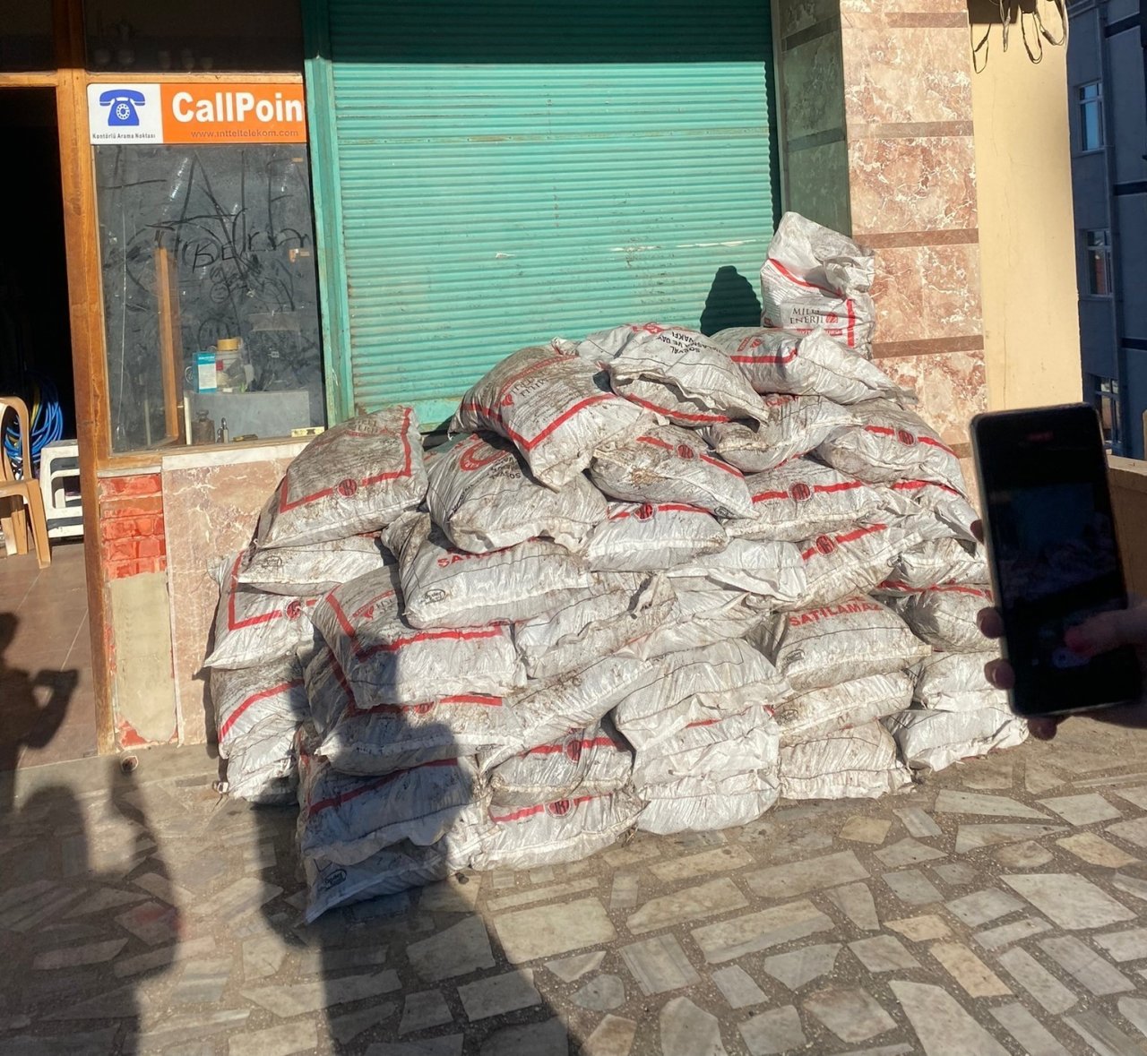 Yardım için verilen kömürleri satarken yakalandı