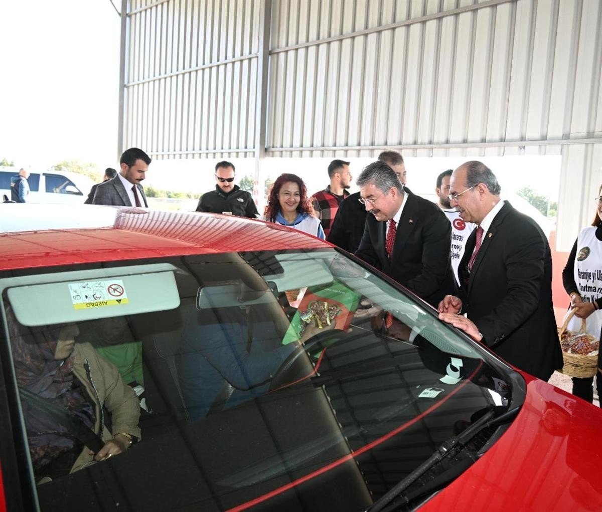 Tanıtım için sürücülere Osmaniye yer fıstığı dağıtıldı