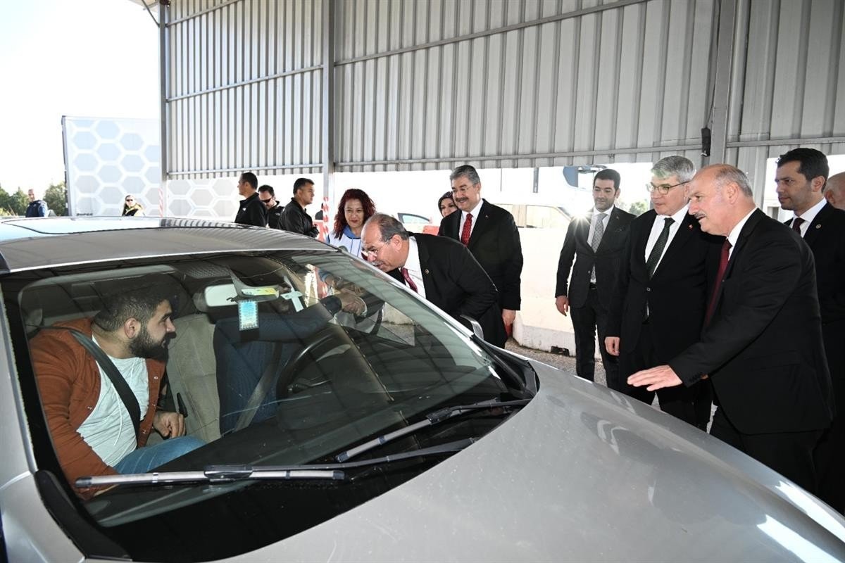 Tanıtım için sürücülere Osmaniye yer fıstığı dağıtıldı