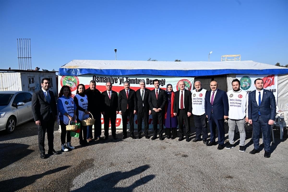 Tanıtım için sürücülere Osmaniye yer fıstığı dağıtıldı