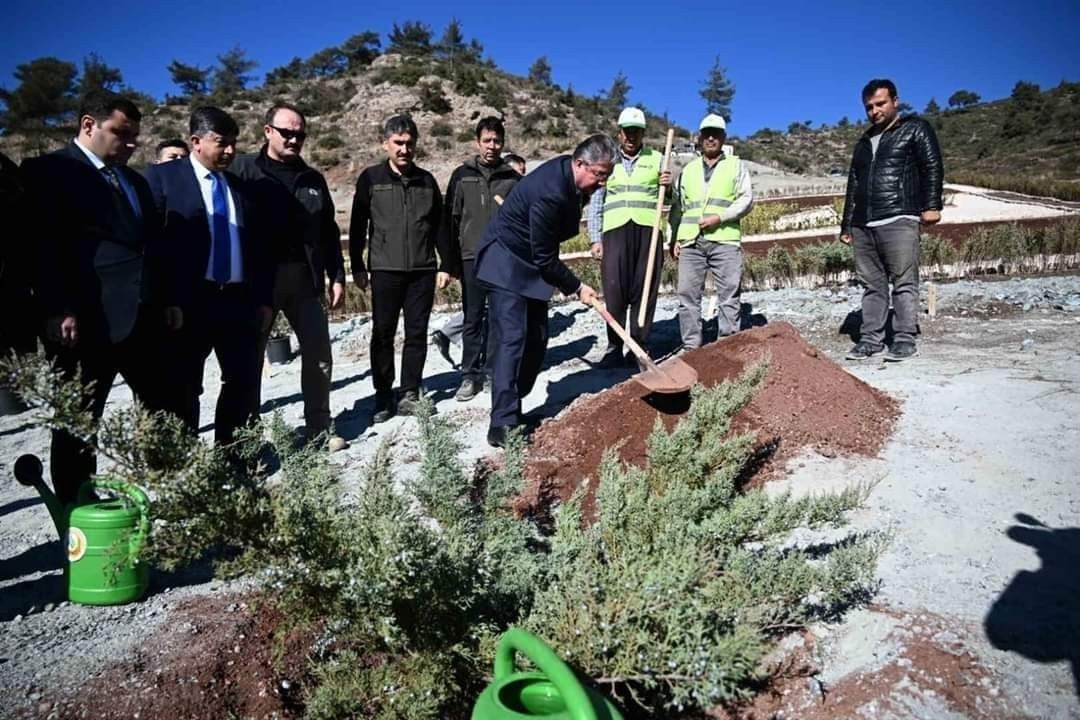 Osmaniye’de 28 bin fidanla Türkiye yüzyılı logosu oluşturuldu