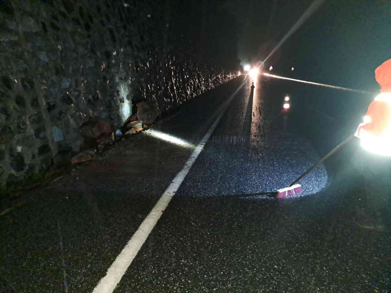 Sağanak yağışların etkisi ile yola kaya parçaları düştü