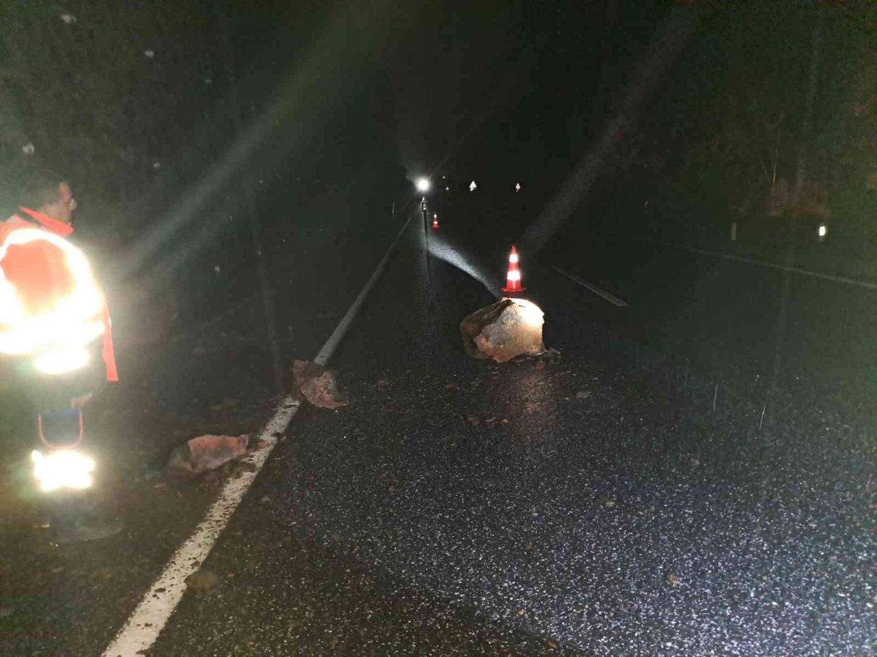 Sağanak yağışların etkisi ile yola kaya parçaları düştü