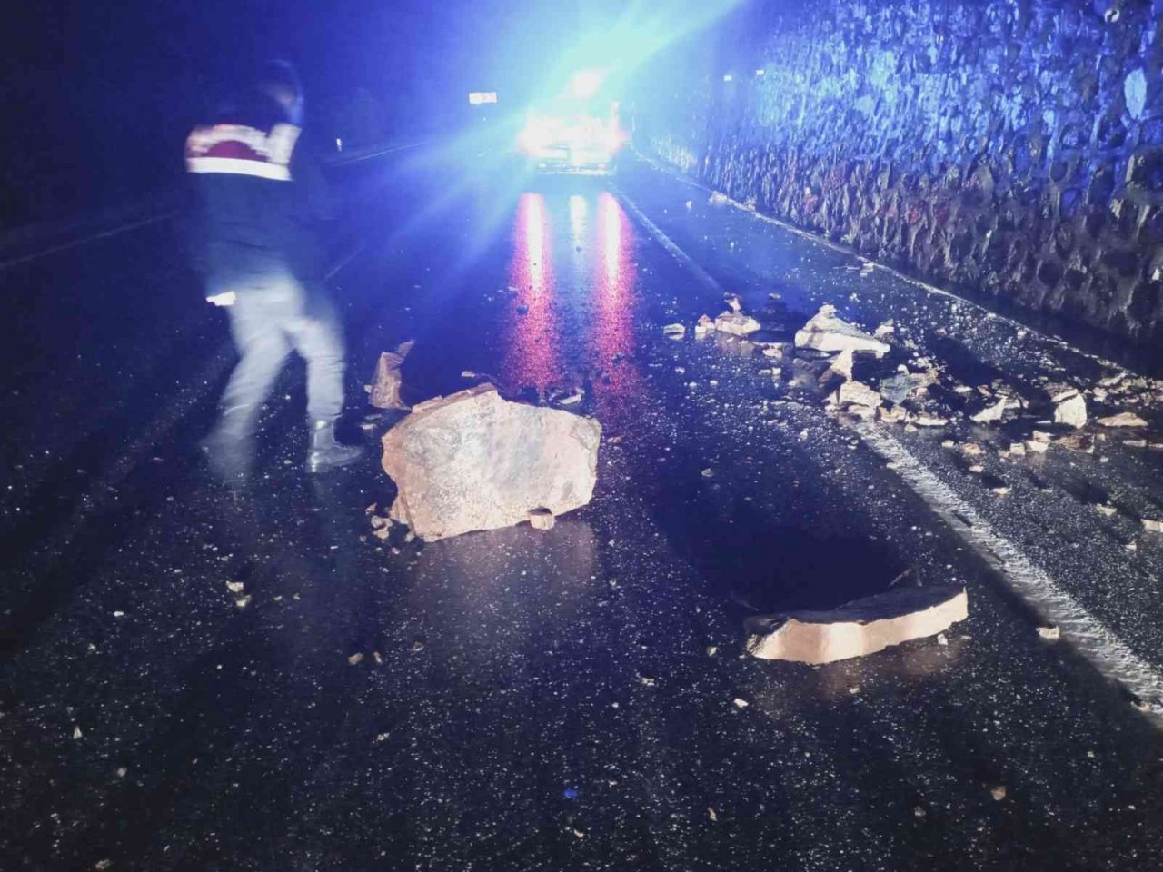 Sağanak yağışların etkisi ile yola kaya parçaları düştü