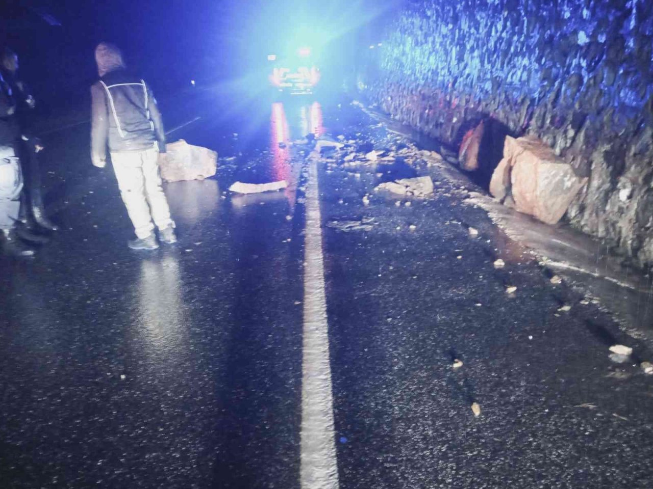Sağanak yağışların etkisi ile yola kaya parçaları düştü