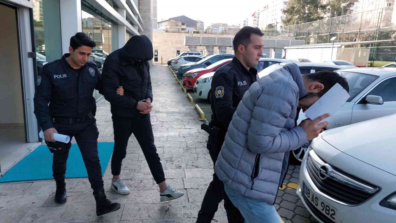 Kamyonetin arka kapısını çalıp satmaya 2 tutuklama