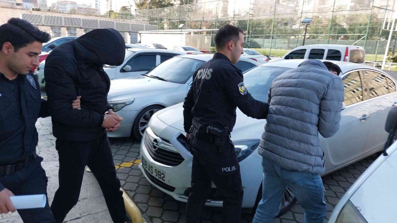 Kamyonetin arka kapısını çalıp satmaya 2 tutuklama