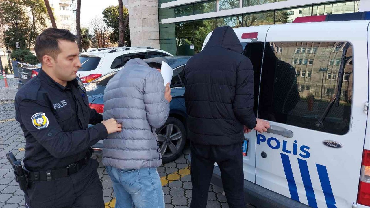 Kamyonetin arka kapısını çalıp satmaya 2 tutuklama