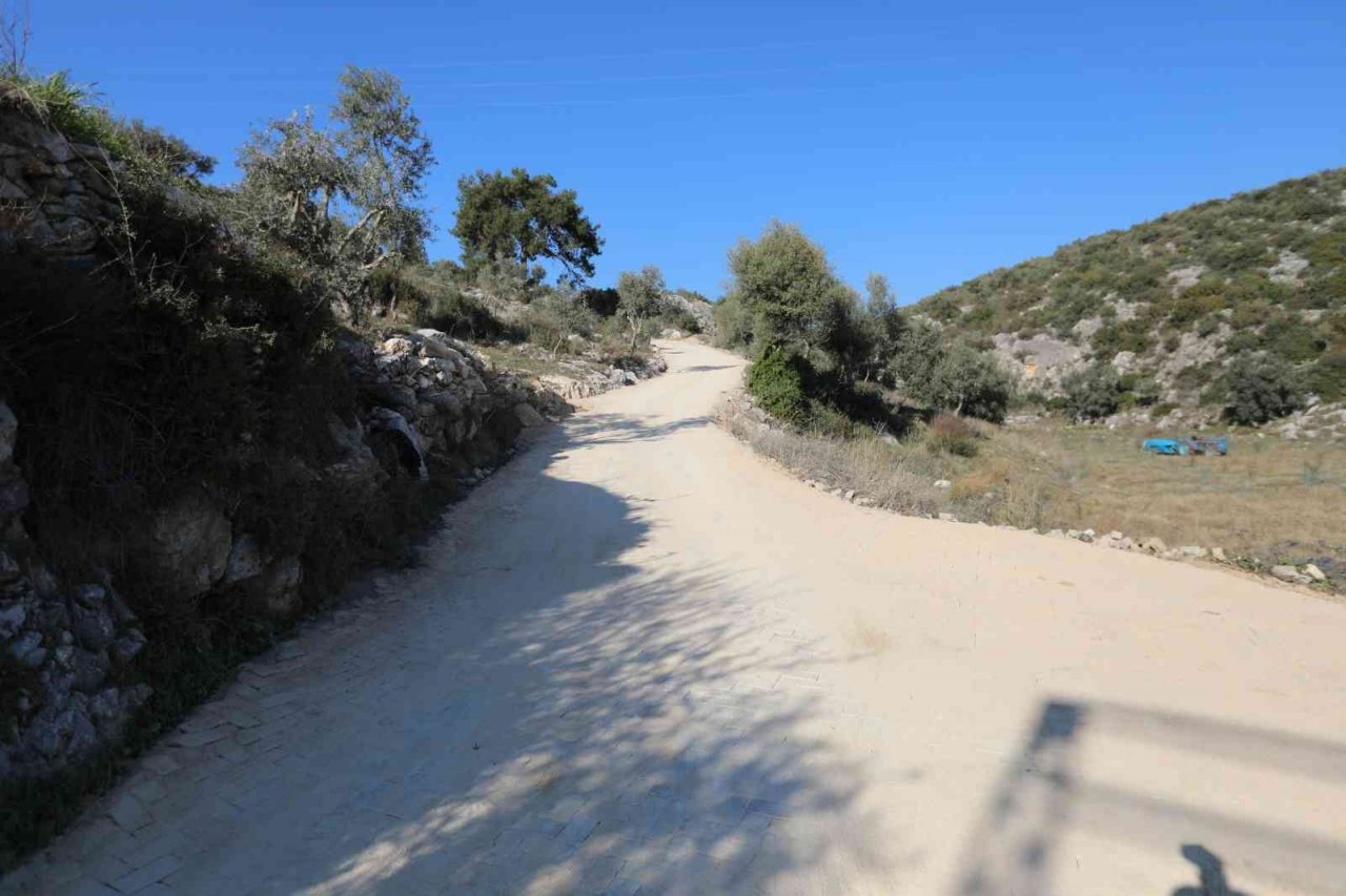 Selçuk’ta tarımsal arazi yolları yenileniyor