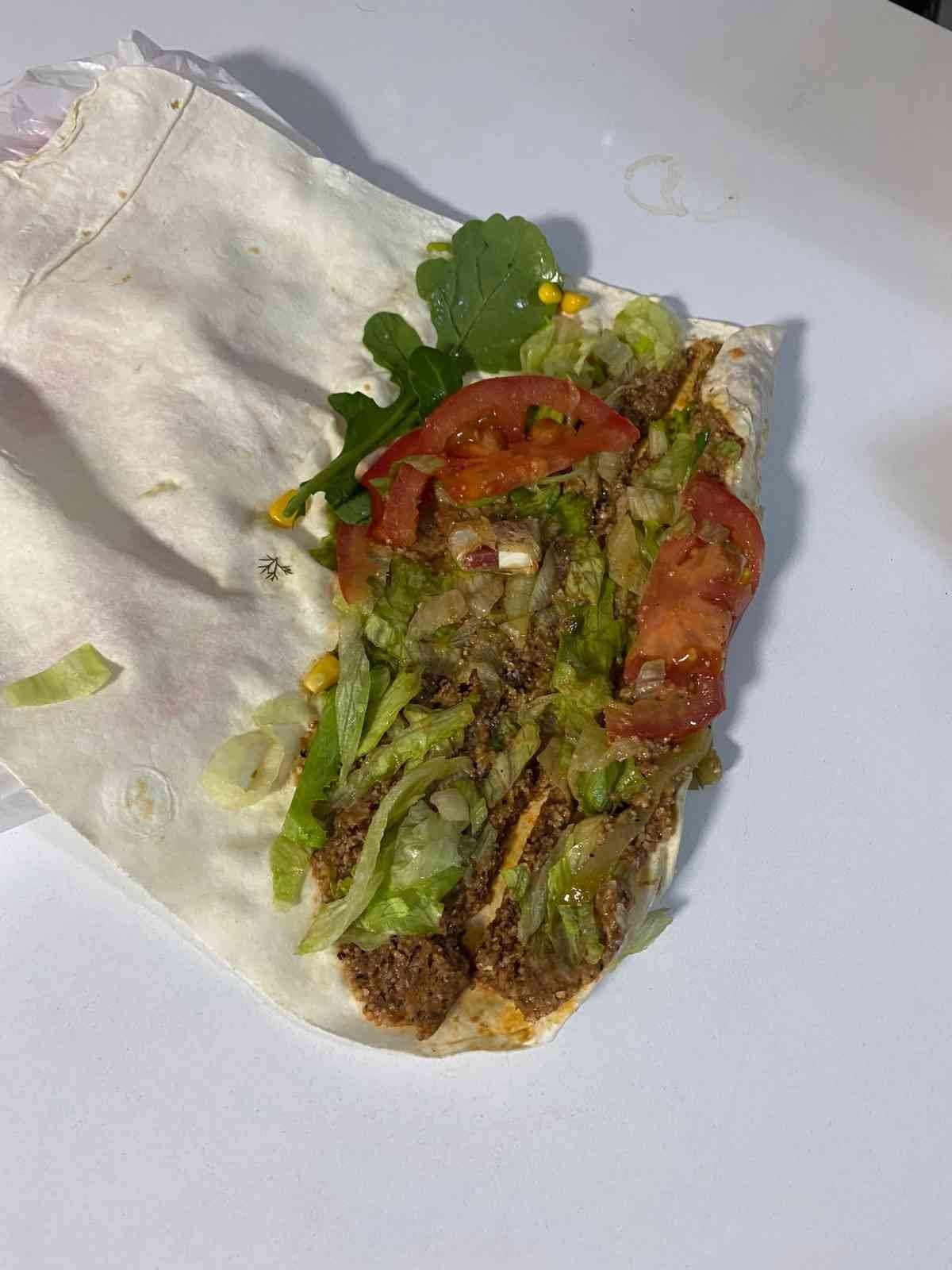 Çiğ köfte dürüm içinde uyuşturucu: Polisin dikkati nezarethaneye uyuşturucu sokulmasını engelledi