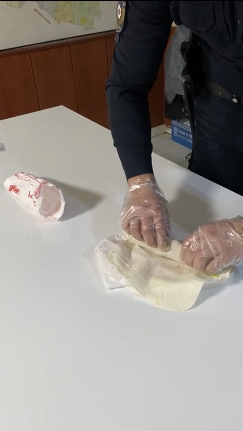 Çiğ köfte dürüm içinde uyuşturucu: Polisin dikkati nezarethaneye uyuşturucu sokulmasını engelledi