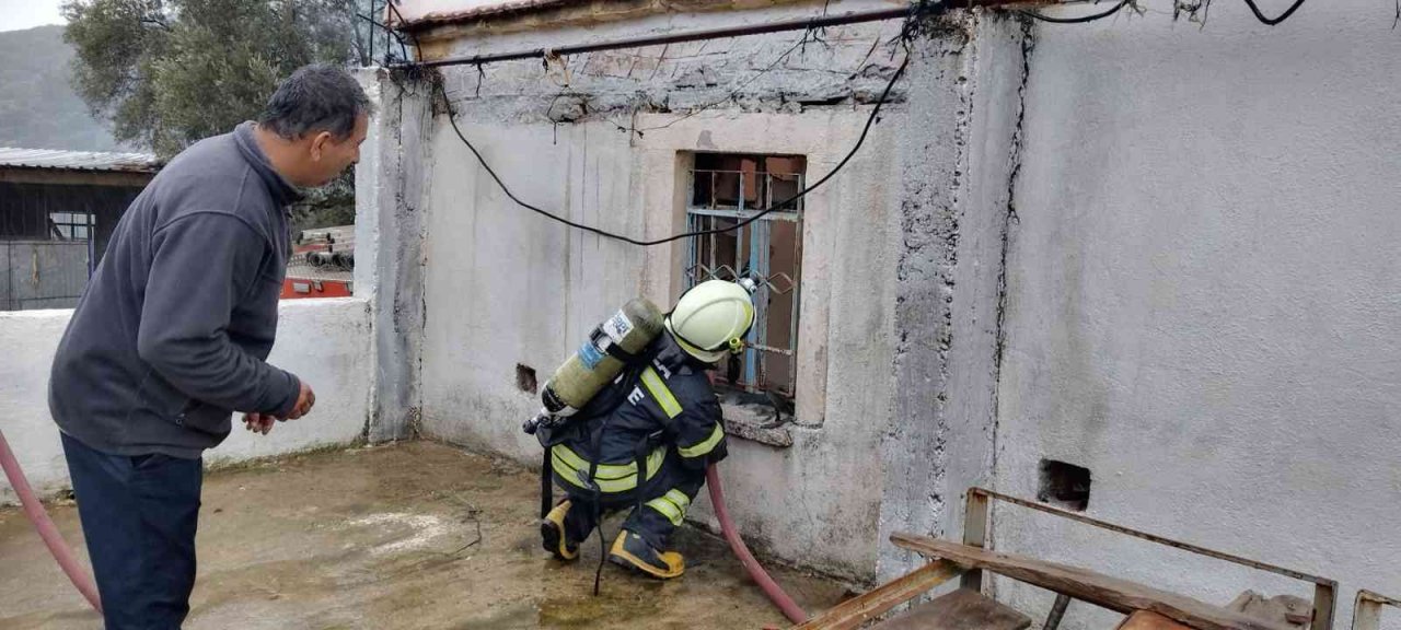 Soba kovasından çıkan yangında ev zarar gördü