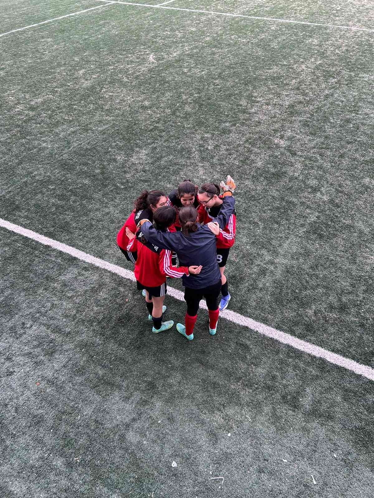 Zafer Sporlu 25 kadın futbolcu milli takım seçmelerine katıldı