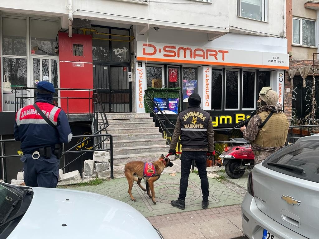 Uyuşturucu satıcısı için jandarma ve polisten ortak operasyon