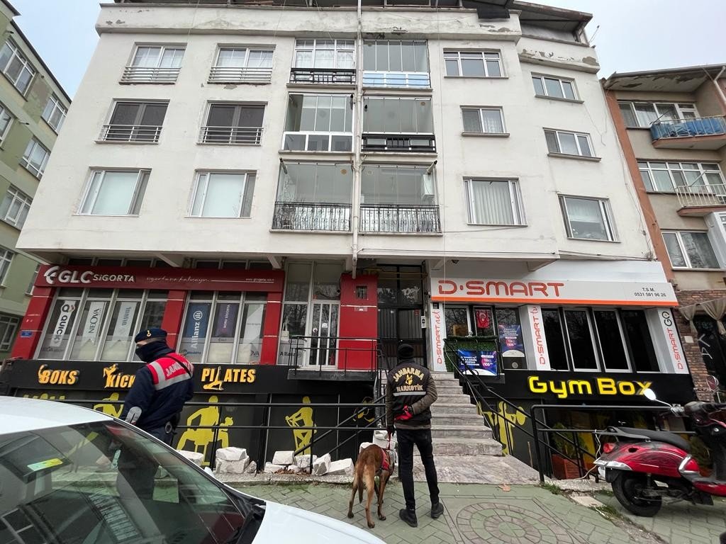 Uyuşturucu satıcısı için jandarma ve polisten ortak operasyon