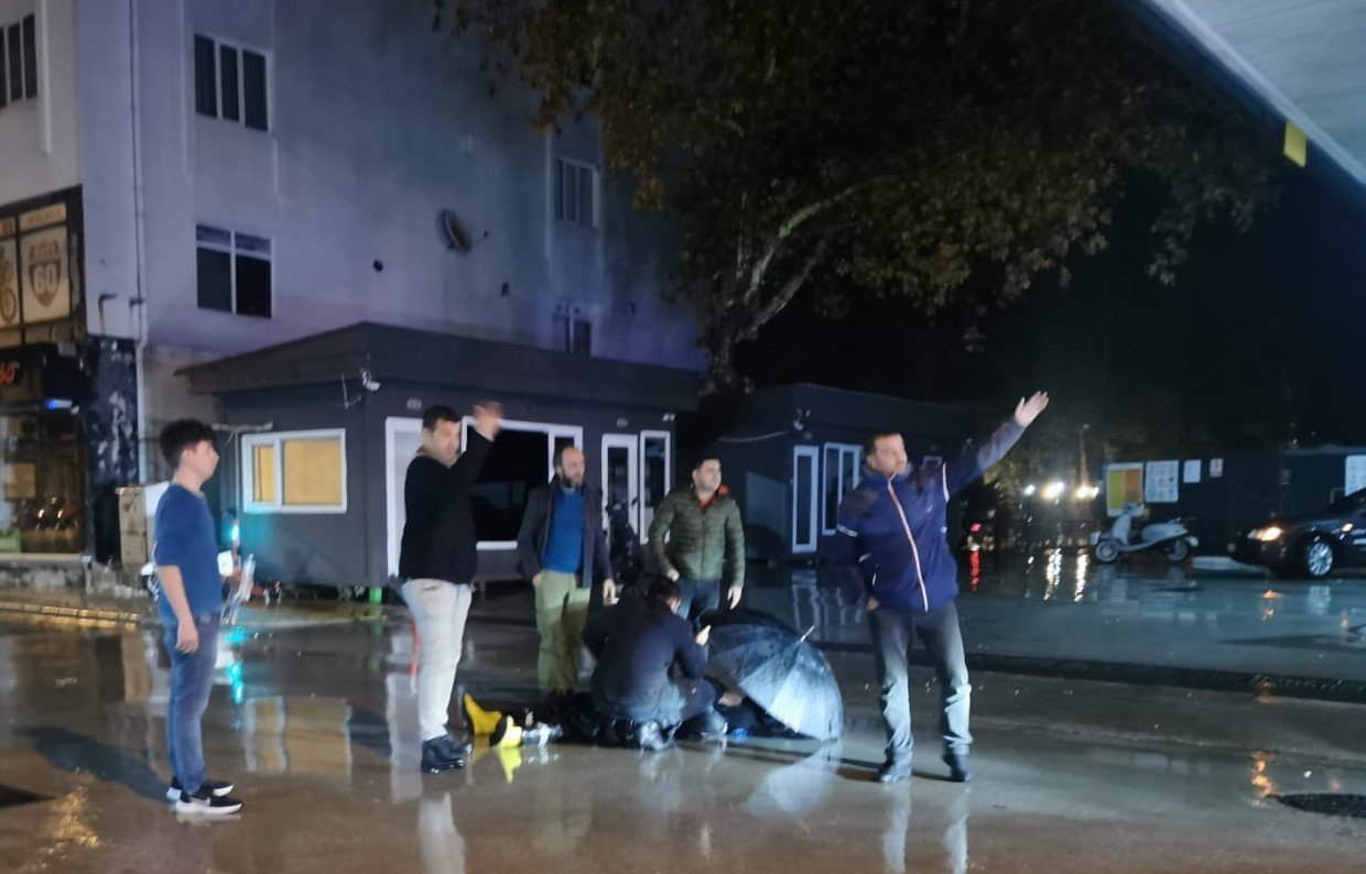 Yayaya çarpmamak için motordan düştü