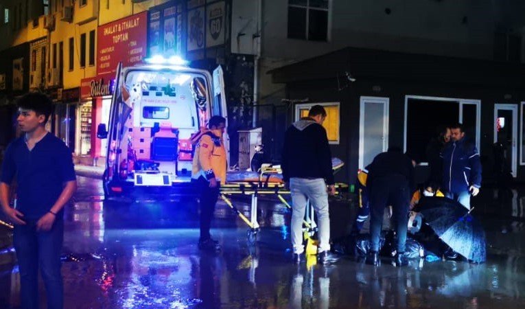 Yayaya çarpmamak için motordan düştü