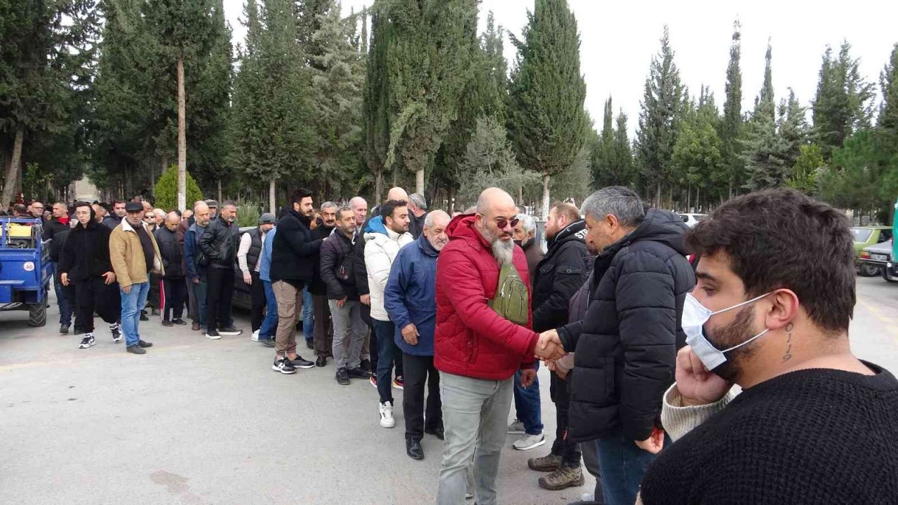 Ünlü müzisyen Hakan Yelbiz memleketi Mersin’de toprağa verildi
