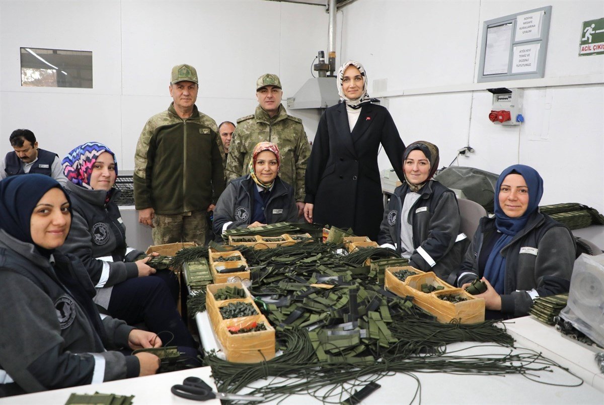 Vali’den askeri malzeme üreten fabrikada çalışan kadınlara övgü dolu sözler: