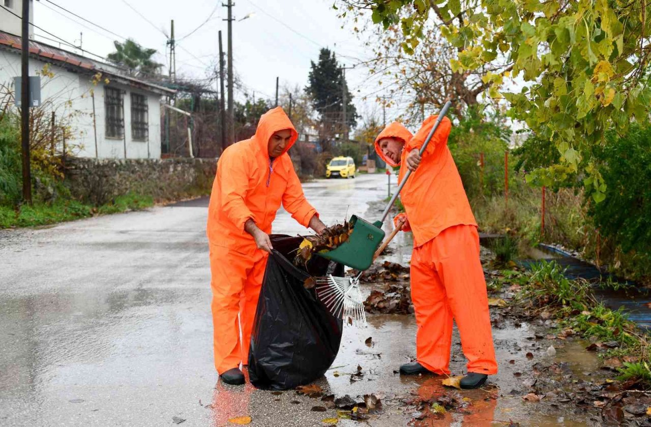 Muratpaşa’da 50 kişilik ekipe rögar mesaisi