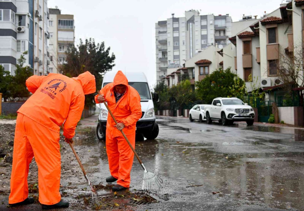 Muratpaşa’da 50 kişilik ekipe rögar mesaisi