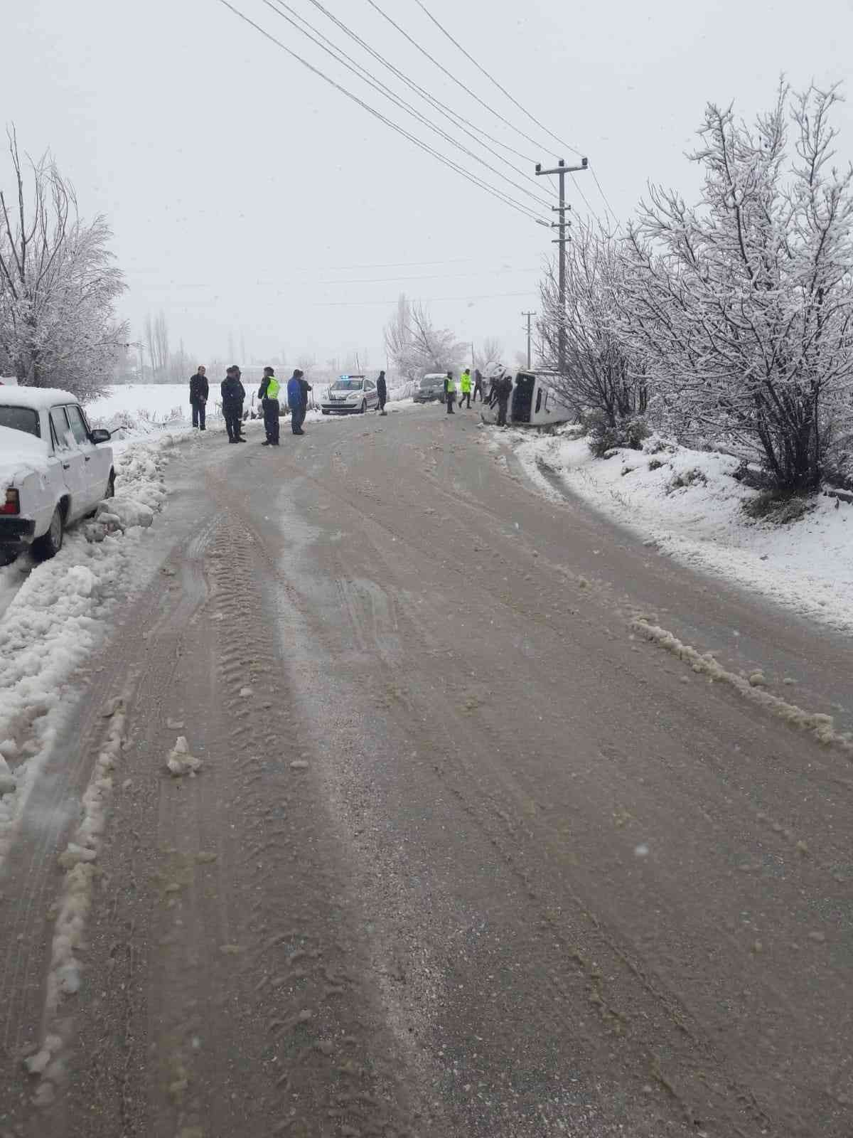 Antalya’da minibüs devrildi, 5 öğretmen ve 1 öğrenci yaralandı