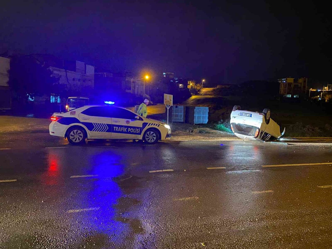 Gençlerin otomobille refüje çarpıp takla attığı anlar kamerada