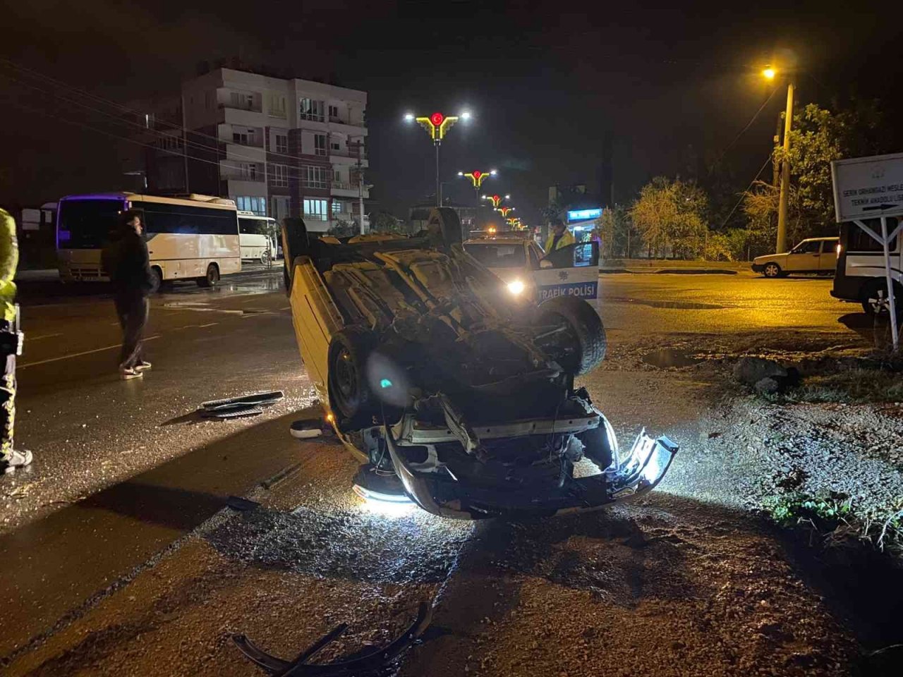 Gençlerin otomobille refüje çarpıp takla attığı anlar kamerada