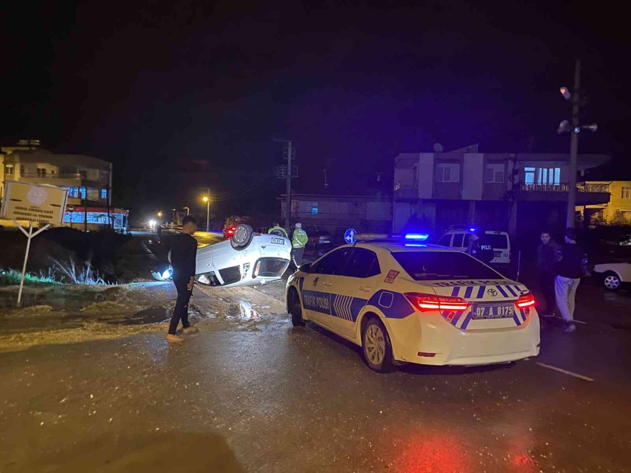 Gençlerin otomobille refüje çarpıp takla attığı anlar kamerada