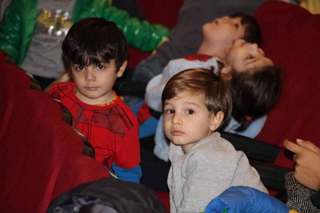 Aydın Büyükşehir Belediyesi Şehir Tiyatrosu çocuklar için perdelerini açtı