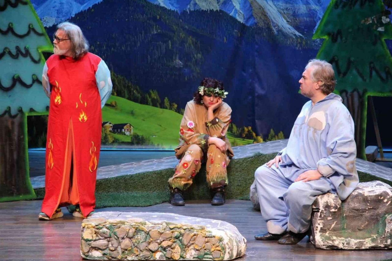 Aydın Büyükşehir Belediyesi Şehir Tiyatrosu çocuklar için perdelerini açtı