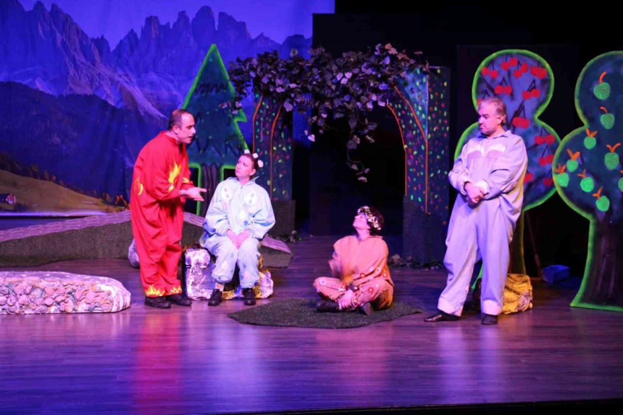 Aydın Büyükşehir Belediyesi Şehir Tiyatrosu çocuklar için perdelerini açtı