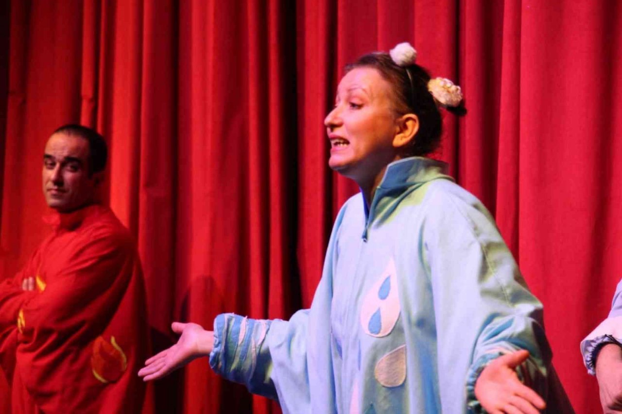 Aydın Büyükşehir Belediyesi Şehir Tiyatrosu çocuklar için perdelerini açtı