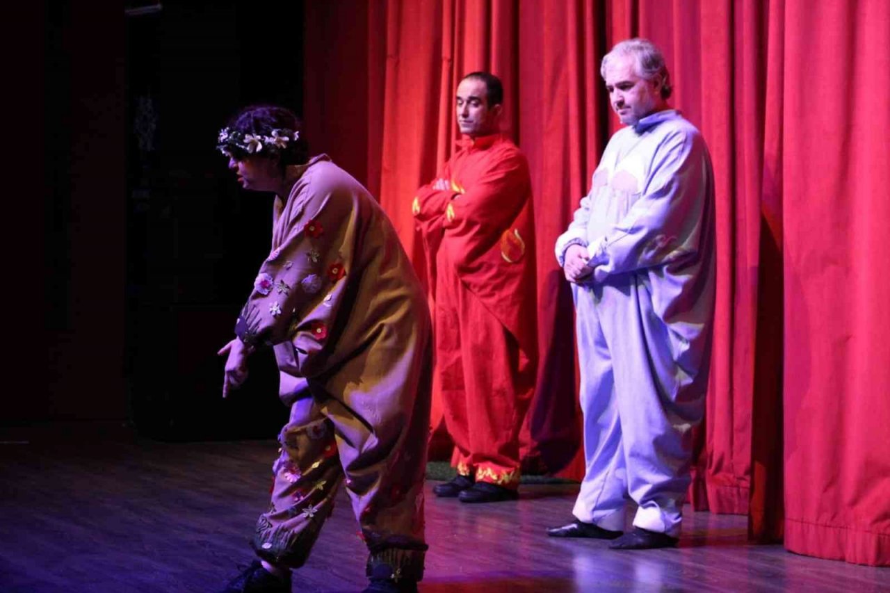 Aydın Büyükşehir Belediyesi Şehir Tiyatrosu çocuklar için perdelerini açtı