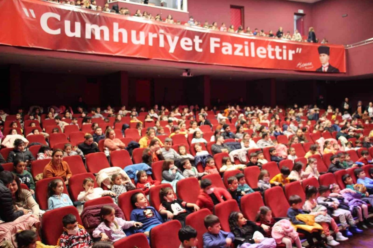 Aydın Büyükşehir Belediyesi Şehir Tiyatrosu çocuklar için perdelerini açtı