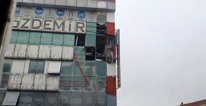 Bağcılar Yıldıztepe Mahallesi’nde bulunan bir tekstil atölyesinde patlama yaşandı. Olay yerine itfaiye ve sağlık ekipleri sevk edildi.