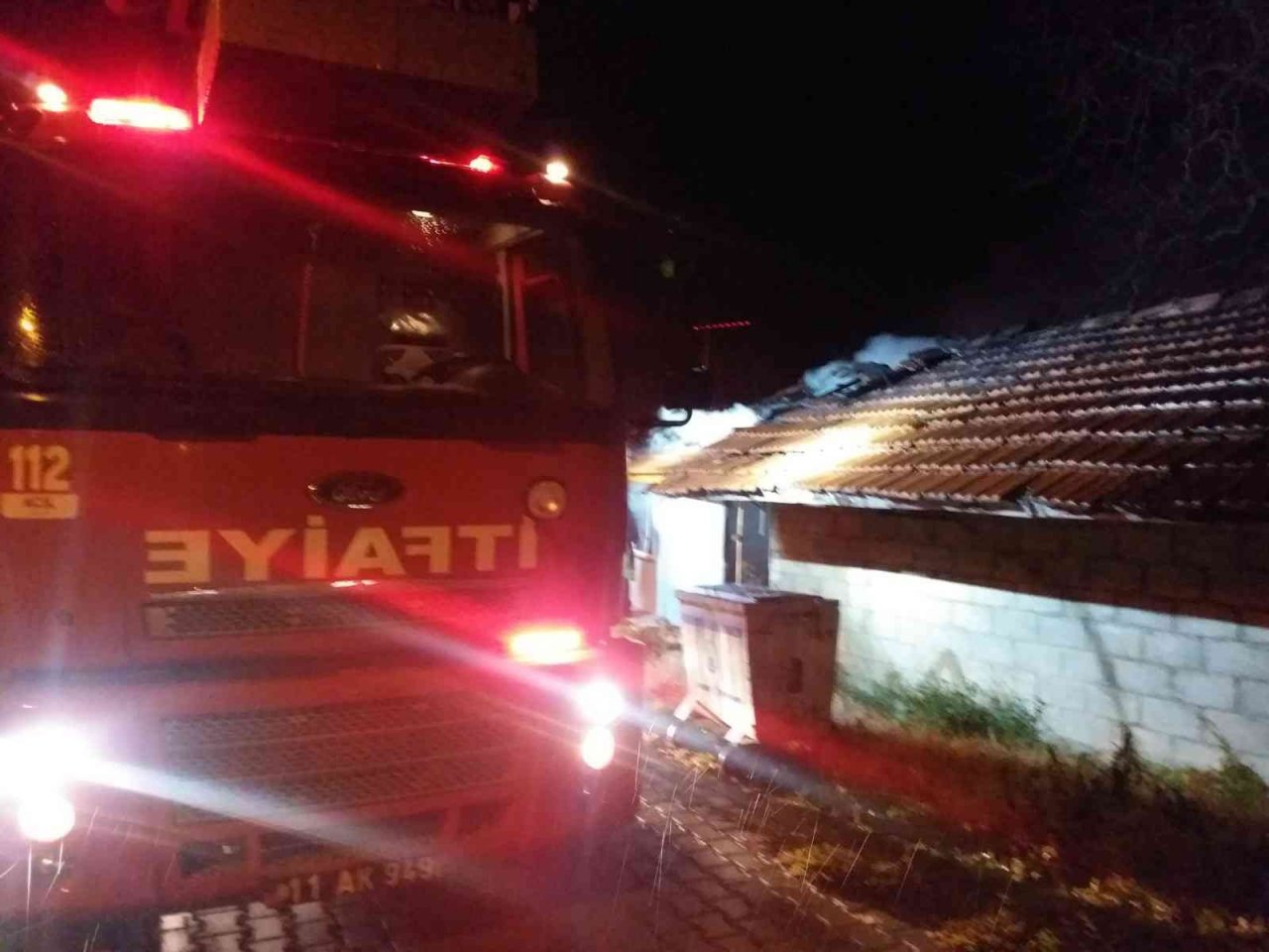 Bilecik’te çıkan yangında tek katlı ev kullanılmaz hale geldi