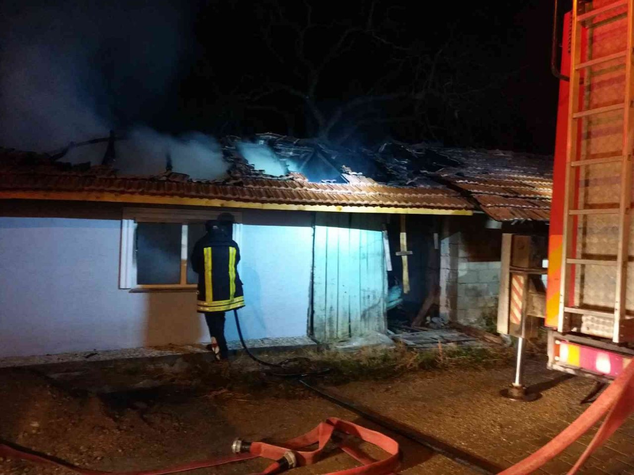 Bilecik’te çıkan yangında tek katlı ev kullanılmaz hale geldi