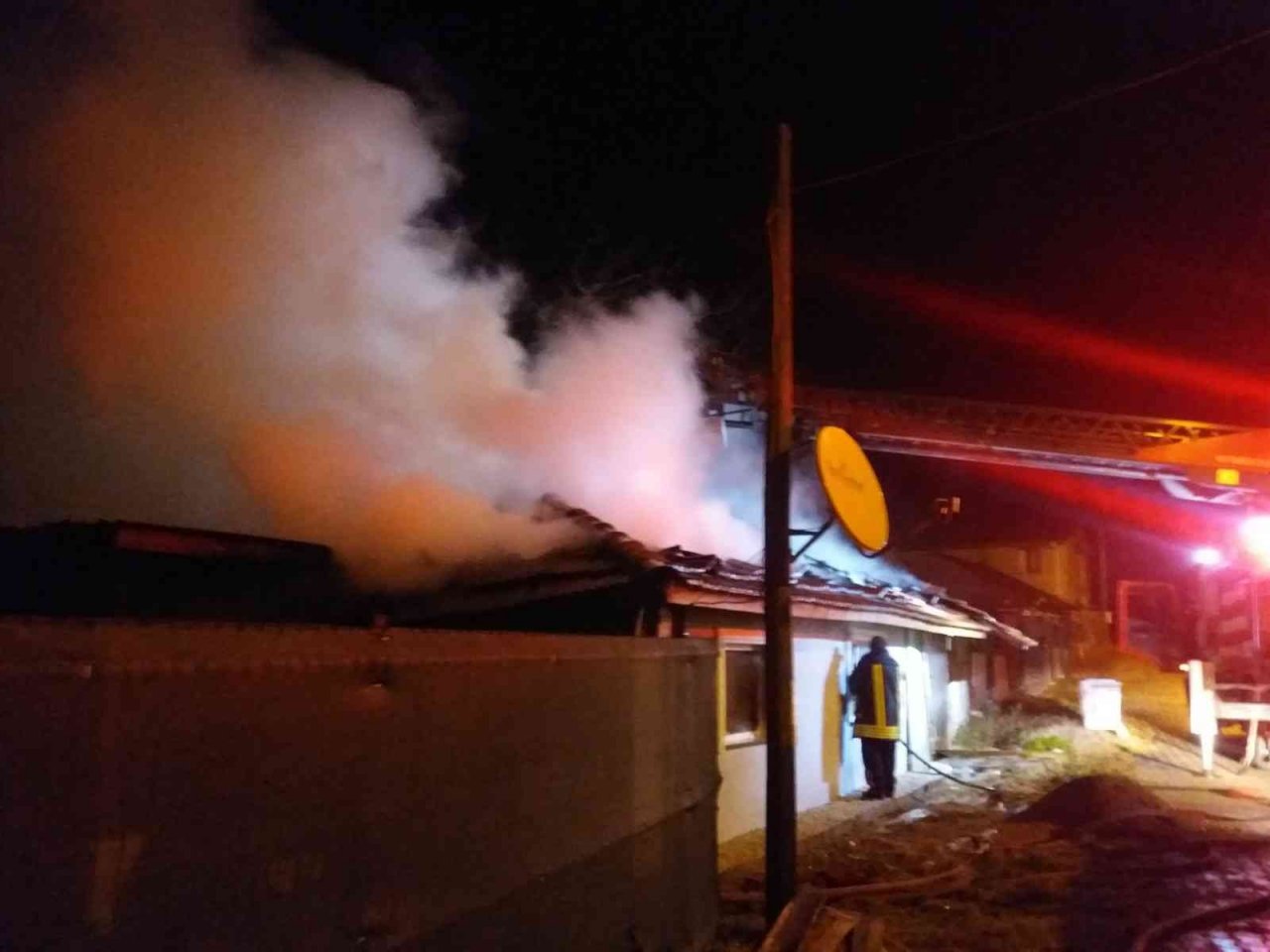 Bilecik’te çıkan yangında tek katlı ev kullanılmaz hale geldi