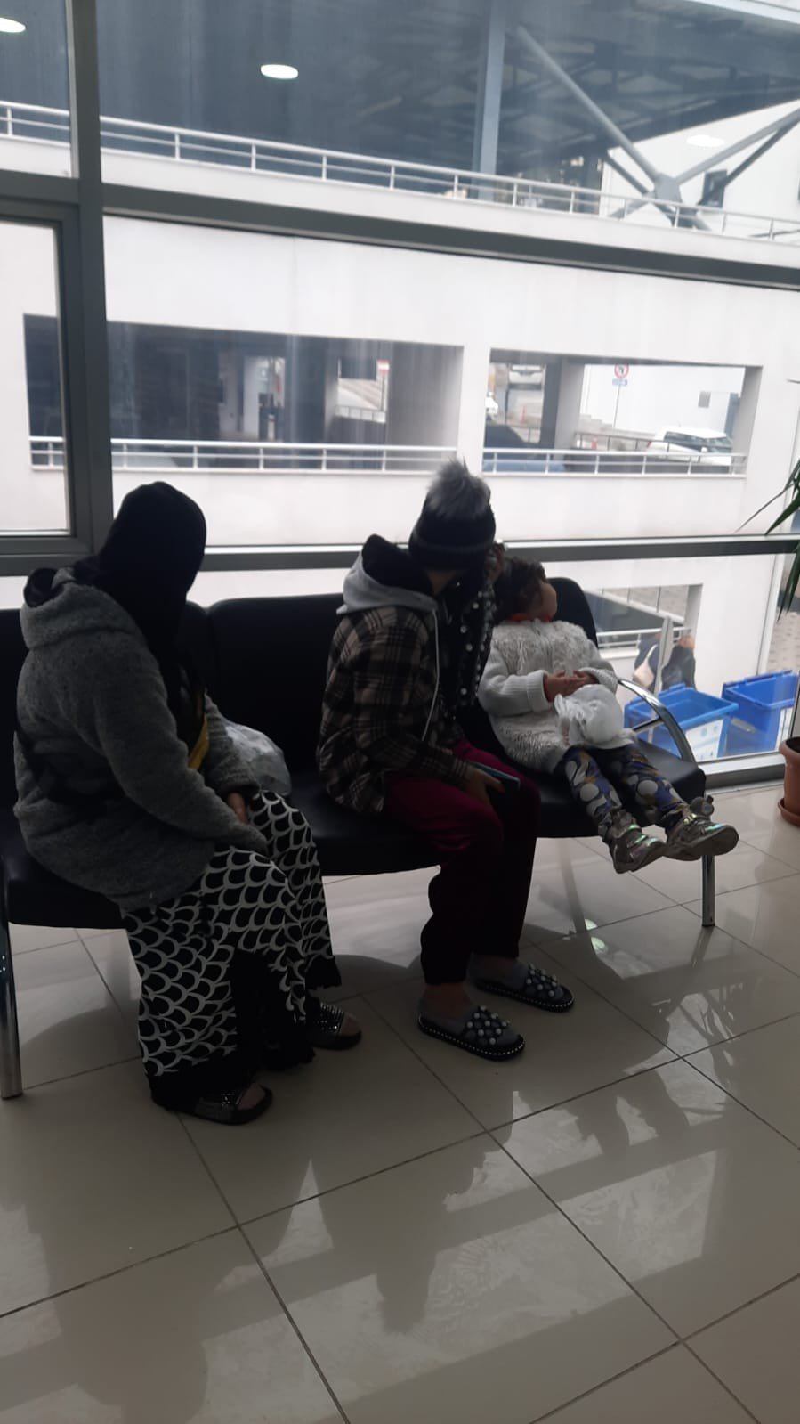 Bilecik’te çocuklarıyla dilenen kadın zabıta ekiplerince yakalandı