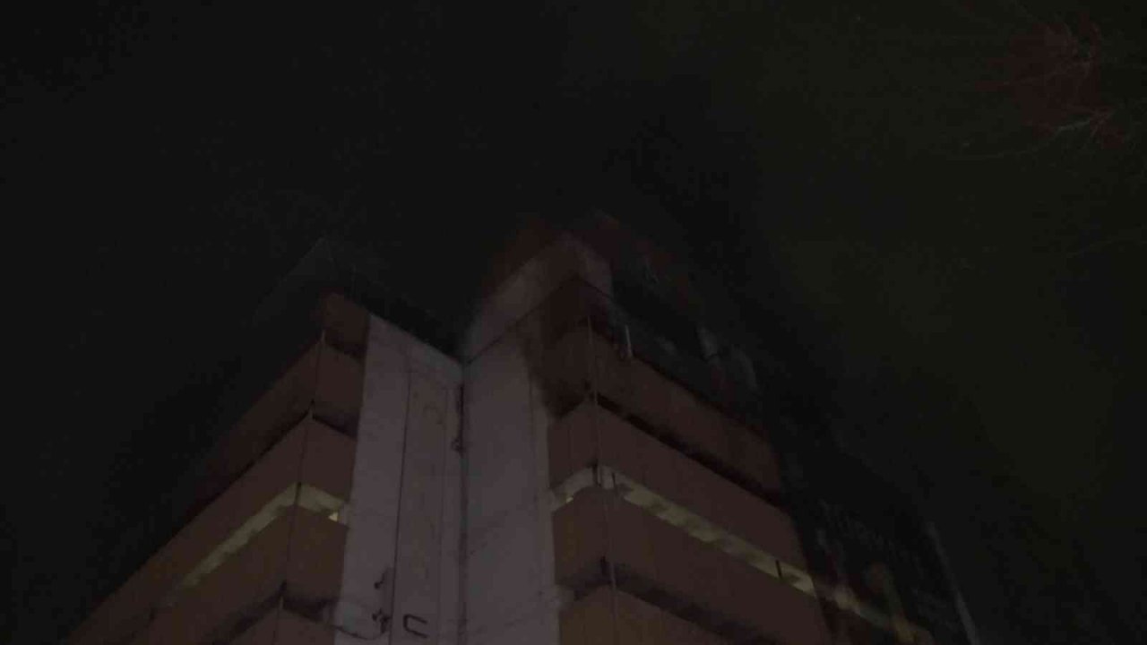 Bursa’da 7 katlı otoparkta çıkan yangında 3 araç kül oldu