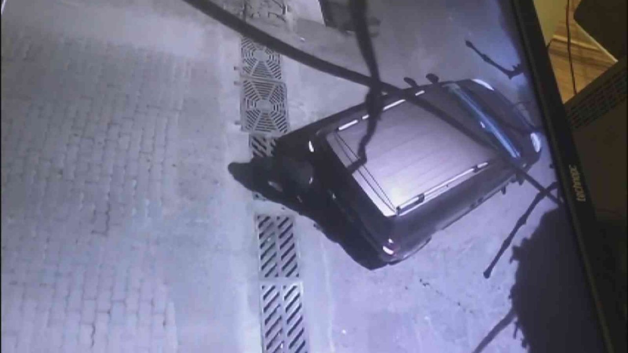 Otomobilli mazgal hırsızları kamerada